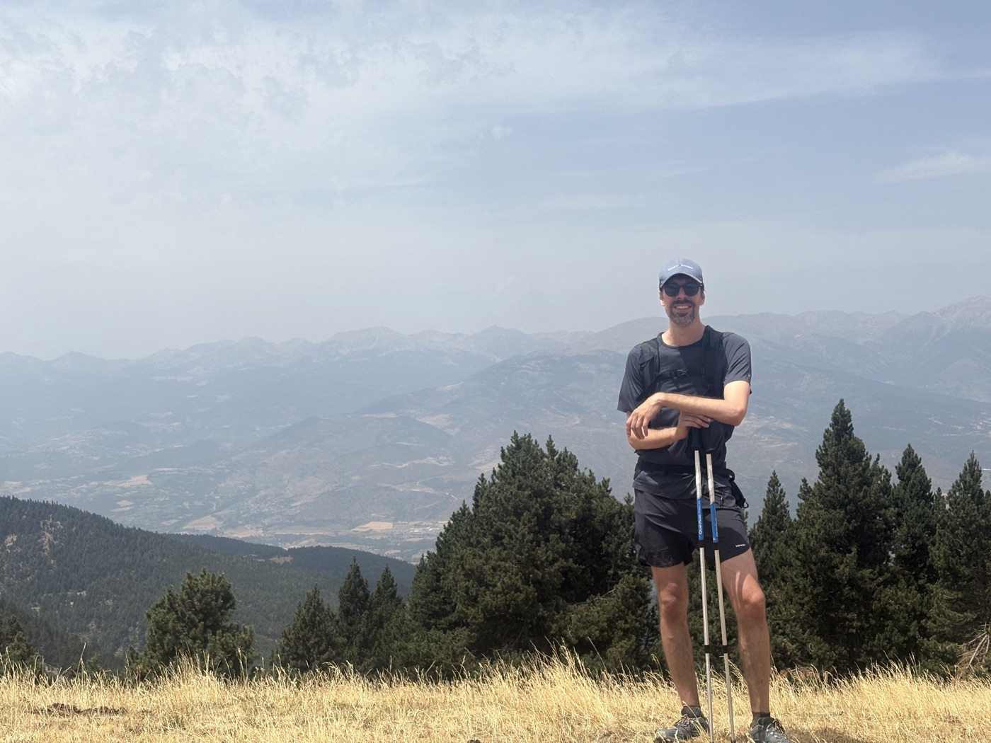 Jordi caminando por un sendero de montaña