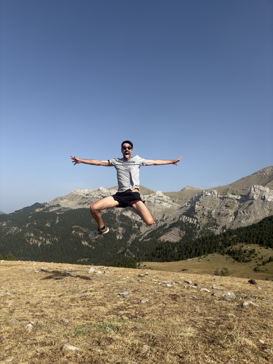 Jordi sonriendo con las montañas al fondo